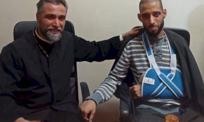 L'incontro tra il sacerdote ortodosso e l'imam ferito: 