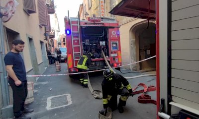 Fiamme nel centro di Mondovì, un palazzo è inagibile