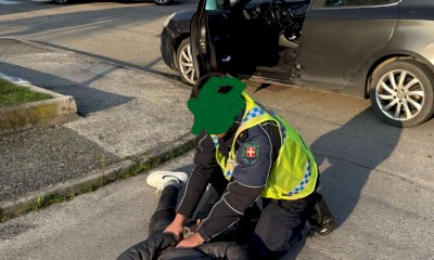 Fermato per un controllo della Polizia Locale, tenta la fuga in auto: bloccato e denunciato