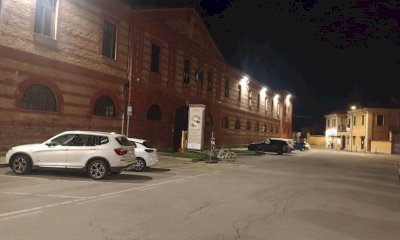 Botte alla presunta “rivale in amore” in una piazza di Saluzzo, il giudice la condanna