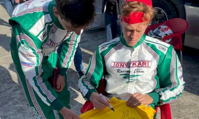 La maglietta autografata da Jannik Sinner farà bella mostra nel municipio di Busca