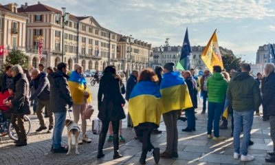 Azione con la bandiera dell'Ucraina alle celebrazioni cuneesi per il 25 aprile