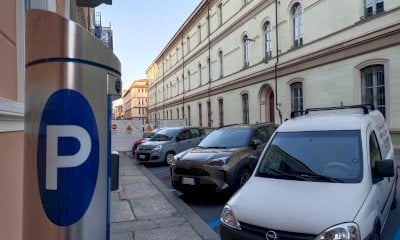 Cuneo, le strisce blu della discordia: “La macchina non è un capriccio”
