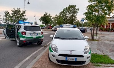 Aggredì i vigili perché gli stavano portando via l’auto, condannato