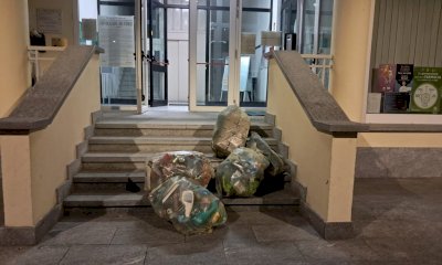 Clavesana, butta l’immondizia sulle scale del municipio: sarà denunciato