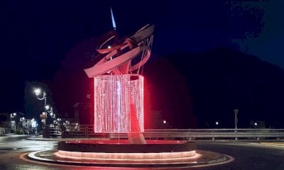 Venasca illumina di rosso la sua scultura-fontana per la Croce Rossa