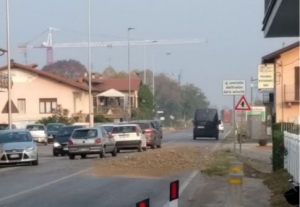 Traffico rallentato: un camion ha perso della terra sulla provinciale S89