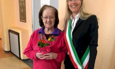 Il sindaco Casale porta fiori e sorrisi: Festa della Mamma speciale alla residenza “Maero”