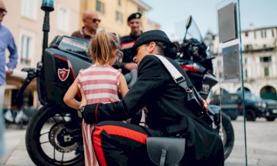 Botte alla moglie davanti alla figlia: “La bimba disse che aveva imparato a chiamare i carabinieri”