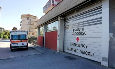Va al Pronto Soccorso, cerca di farsi investire e blocca le ambulanze: fermato dalla Polizia Locale