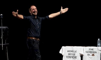 Filippo Caccamo arriva a Cuneo con il nuovo tour di Le Filippiche – Atto Finale