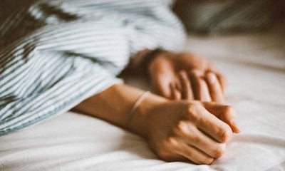 “Vai a letto con mia moglie”. Bastonate in strada al “rivale”, poi la persecuzione online