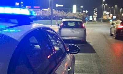 Alla guida ubriaco, fornisce i dati del cugino agli agenti che lo fermano: denunciato