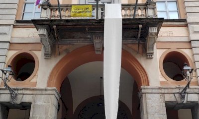 Sudario sul Municipio di Cuneo: la città aderisce alla mobilitazione per la pace in Palestina