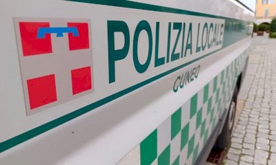 Mala movida in piazza Boves: ubriaco insulta le clienti di un locale, interviene la Polizia Locale