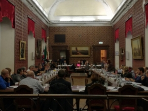 Bagarre in Consiglio comunale su un Odg (poi approvato emendato) sulla ripartizione dei richiedenti asilo