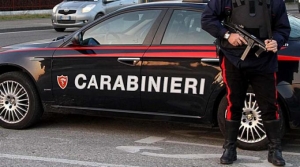 Tenta di sfondare la vetrina di una gioielleria. Scoperto, aggredisce i carabinieri: arrestato