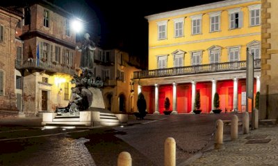 Bra, monumenti colorati di rosso per sensibilizzare sulla sclerosi multipla