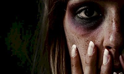 Irrompe in casa della moglie, poi fugge all’estero: ora è a processo per le botte e le violenze sessuali