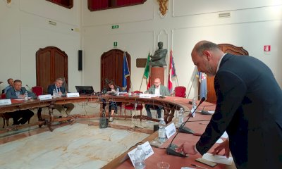 Anche le buche sono di destra e di sinistra: la Provincia approva due ordini del giorno contro i tagli