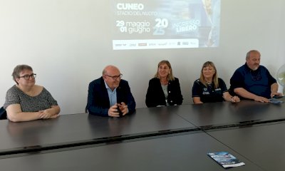 Lo spettacolo del nuoto artistico in scena a Cuneo: 
