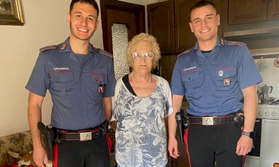 Compie 84 anni il giorno della festa dell’Arma, i carabinieri le fanno gli auguri a casa