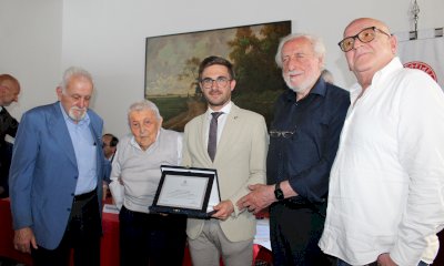 Alba: una targa alla Famija Albèisa per i 70 anni di attività