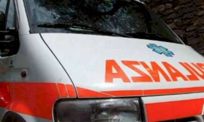 Scontro tra auto e ambulanza a Madonna dell'Olmo