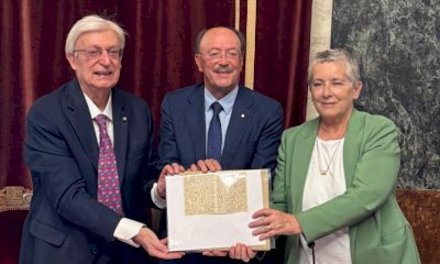 Il professor Giuseppe Tardivo dona un documento mazziniano alla Città di Cuneo