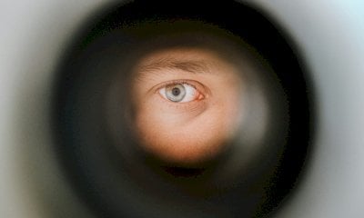 Il professore che morse un alunno in classe ora è accusato di stalking dalla vicina
