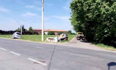 Incidente sulla provinciale tra Busca e Caraglio: auto e furgone fuori strada, divelto un pilone votivo