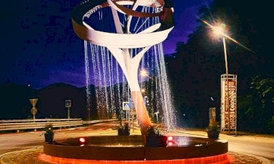 Giornata della distrofia muscolare FSHD, Venasca illumina la sua scultura-fontana