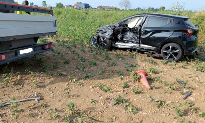 Scontro tra auto e furgone a San Benigno, entrambe le vetture in un campo 