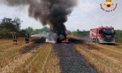 Trattore va a fuoco a Centallo, intervengono i pompieri