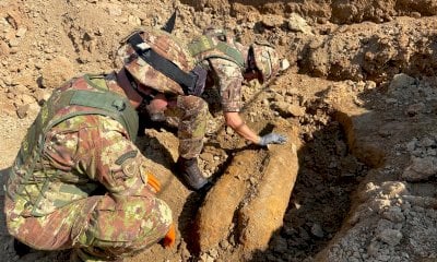 Due bombe d’aereo nell’aeroporto di Villanova d’Albenga, in azione gli artificieri fossanesi