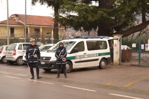 Rubano un'auto a Bra: tre denunciati