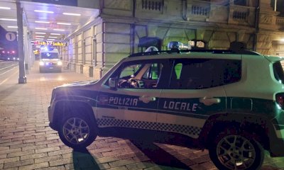 Molesta una giovane mamma con la figlia alla stazione, fermato dalla Polizia Locale