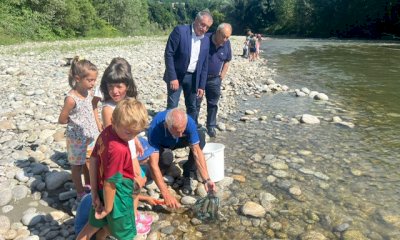 A Fossano Fipsas libera 5 mila trotelle, sotto gli occhi divertiti dei bambini dell'Estate ragazzi