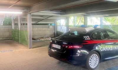 Giacigli e immondizia, ancora uno sgombero al parcheggio Apcoa di Cuneo