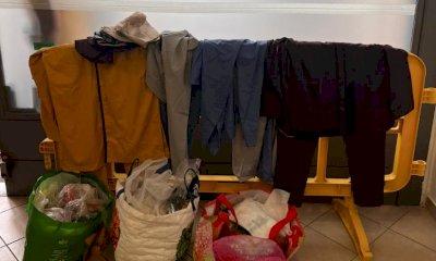 Vendeva prodotti alimentari e vestiti in strada senza autorizzazione: multata