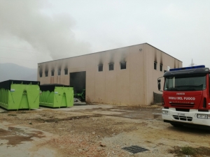 Incendio in un capannone a Busca (LE FOTO)