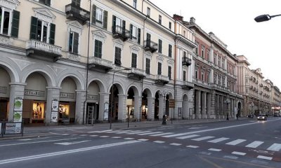 Un banchetto informativo di Azione Cuneo su tematiche locali e salute mentale