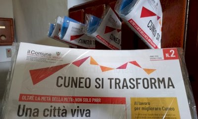 Cuneo, impazza la polemica sul notiziario del Comune: “Inutile spreco, restituitelo”