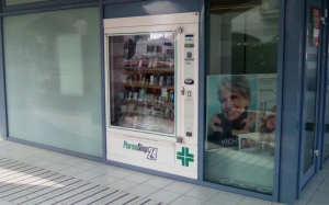 Vandalo prende a sprangate la Farmacia, ex atleta interviene e lo ferma