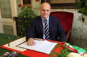 'Attraversiamo un penoso sbandamento morale, una babele di invettive e sparate demaogiche ha sostituito il dibattito politico'