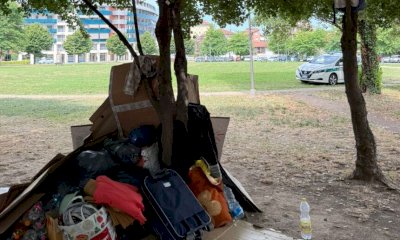 Saluzzo, stagionali della frutta accampati nel Parco Gullino: 