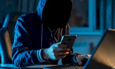 Nel pacchetto un cellulare con i segreti industriali dell’azienda: la spy story finisce in tribunale