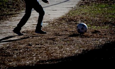 Nei palloni da calcio lanciati in carcere c’erano telefoni cellulari: in due a processo