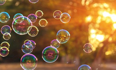 Eso Es festeggia 10 anni tra risate e magia con uno spettacolo a Monserrato