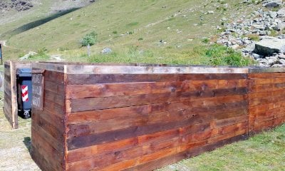Crissolo, una staccionata in legno per l’area della raccolta rifiuti al Pian del Re